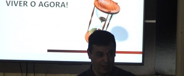 UM OLHAR PSICOLÓGICO E CRÍTICO