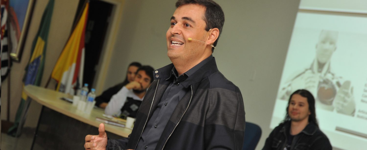 UM OLHAR PSICOLÓGICO E CRÍTICO