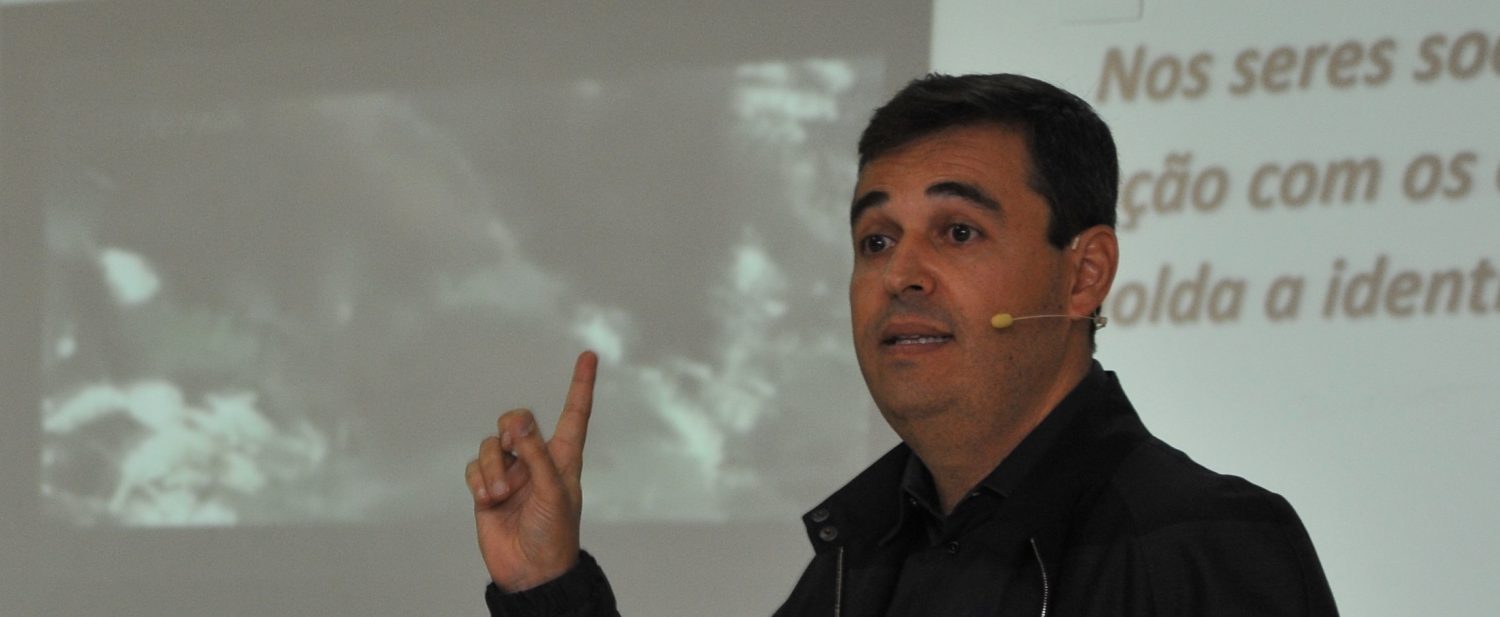 UM OLHAR PSICOLÓGICO E CRÍTICO