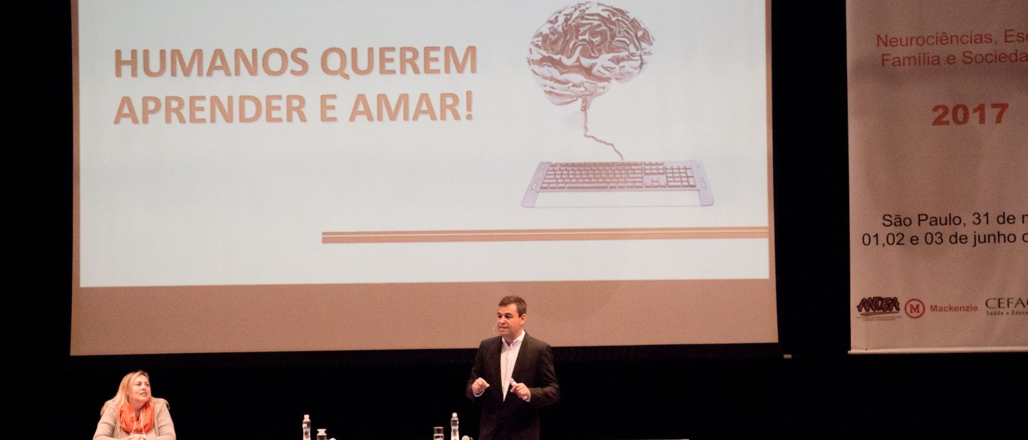 UM OLHAR PSICOLÓGICO E CRÍTICO